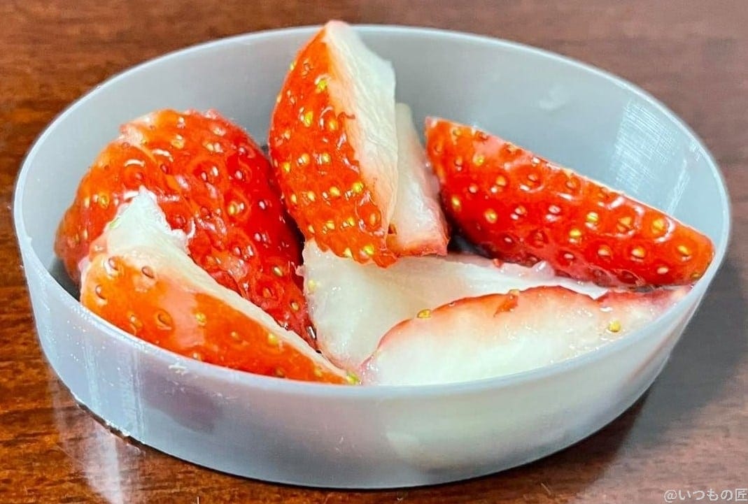 PETGフィラメントをスパイラル（花瓶）モードで印刷した楕円のシンプルな深皿の活用例1は、果物を入れてベビーに食べさせる。