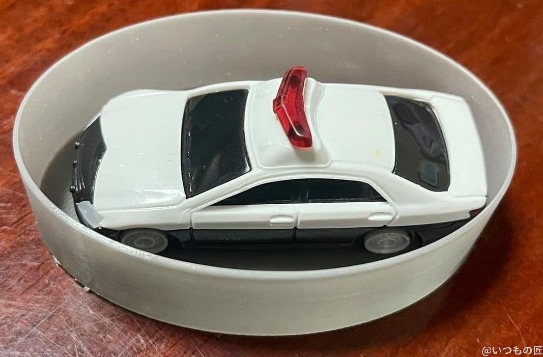 PETGフィラメントをスパイラル（花瓶）モードで印刷した楕円のシンプルな深皿の活用例2は、トミカの駐車場…