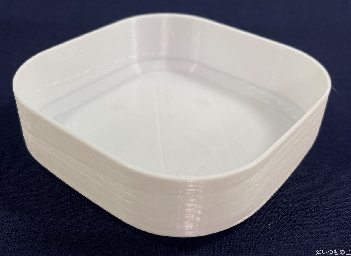 PETGフィラメントをスパイラル（花瓶）モードで印刷した丸四角形のシンプルな深皿も、白い方が料理が美味しそうに見えますね。