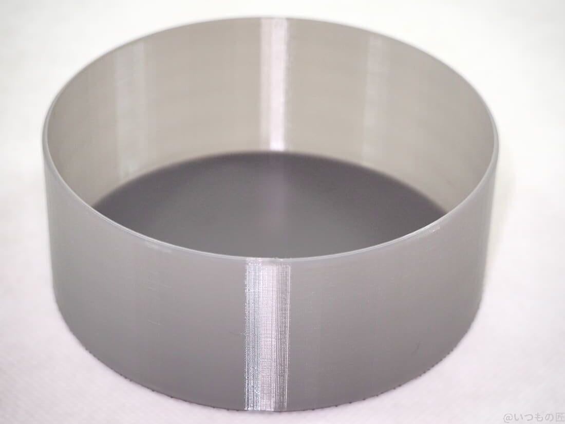 PETGフィラメントを使ってスパイラル（花瓶）モードで印刷した丸形のシンプルな深皿。色んな使い道があって便利です。