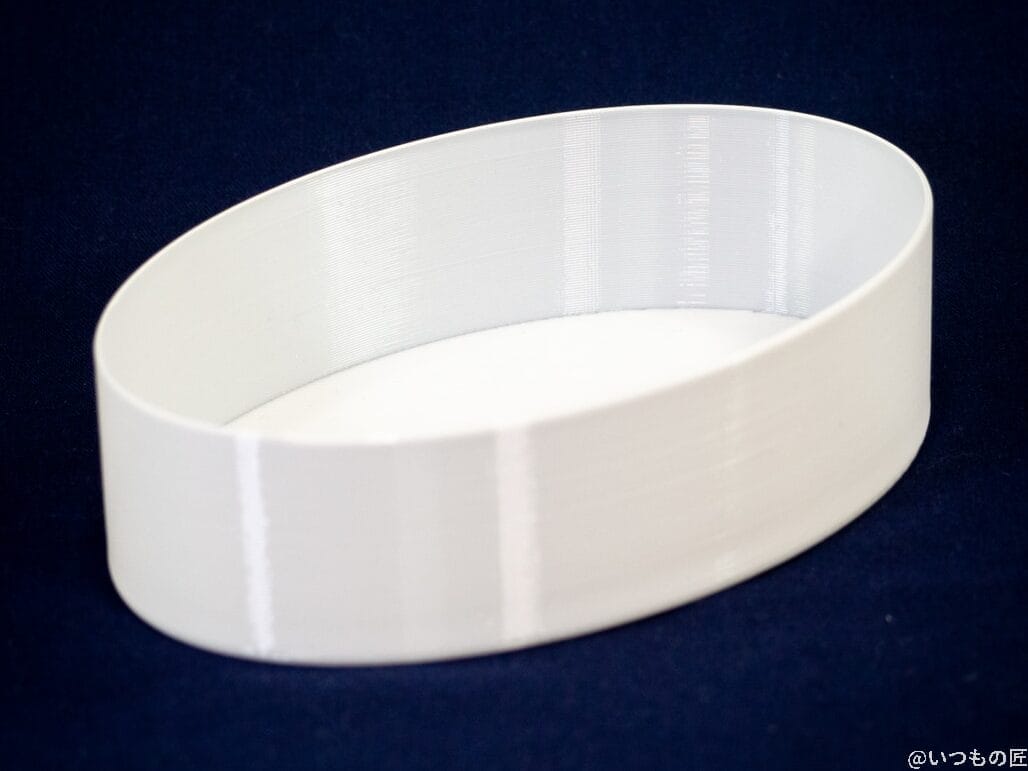 olympus digital camera | 3dプリンターの匠 PETGフィラメントをスパイラル(花瓶)モードで印刷した楕円のシンプルな深皿は、白い方が料理が美味しそうに見えますね。