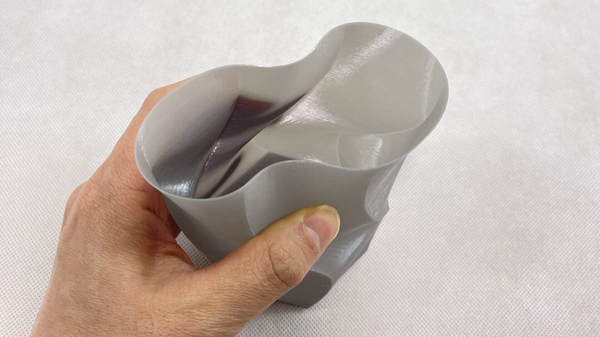 PETGフィラメントを使ってスパイラル（花瓶）モードで印刷した花瓶を潰してみると、驚くほど柔軟性があることがわかります。TPUほどではないですけどね。