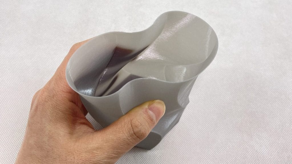 3dprinter-vase-object-soft | 3dプリンターの匠 PETGフィラメントを使ってスパイラル(花瓶)モードで印刷した花瓶を潰してみると、驚くほど柔軟性があることがわかります。TPUほどではないですけどね。