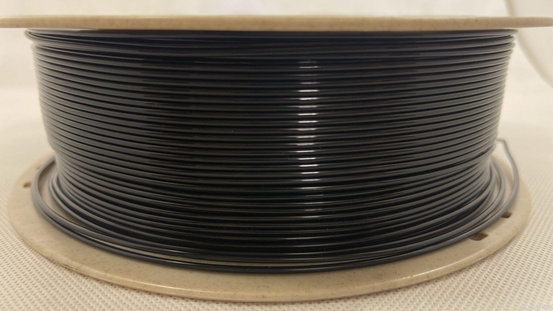 reprapper-filament-black | 3dプリンターの匠 当たりのRepRapperフィラメントは巻きがキレイです。たまにハズレもあって、巻きが汚いこともあります。