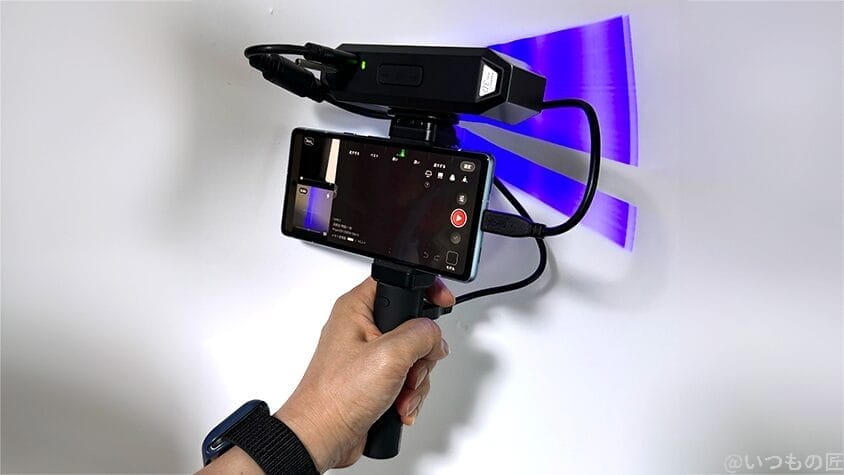 revopoint-mini-two-with-sp | 3dプリンターの匠 別売りのスマホホルダーとモバイルバッテリーキットを装着した図